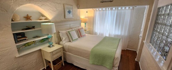 3 bedrooms, desk, iron/ironing board, internet