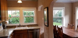 Mikrowelle, Geschirrspüler, Wasserkocher mit Kaffee-/Teezubehör