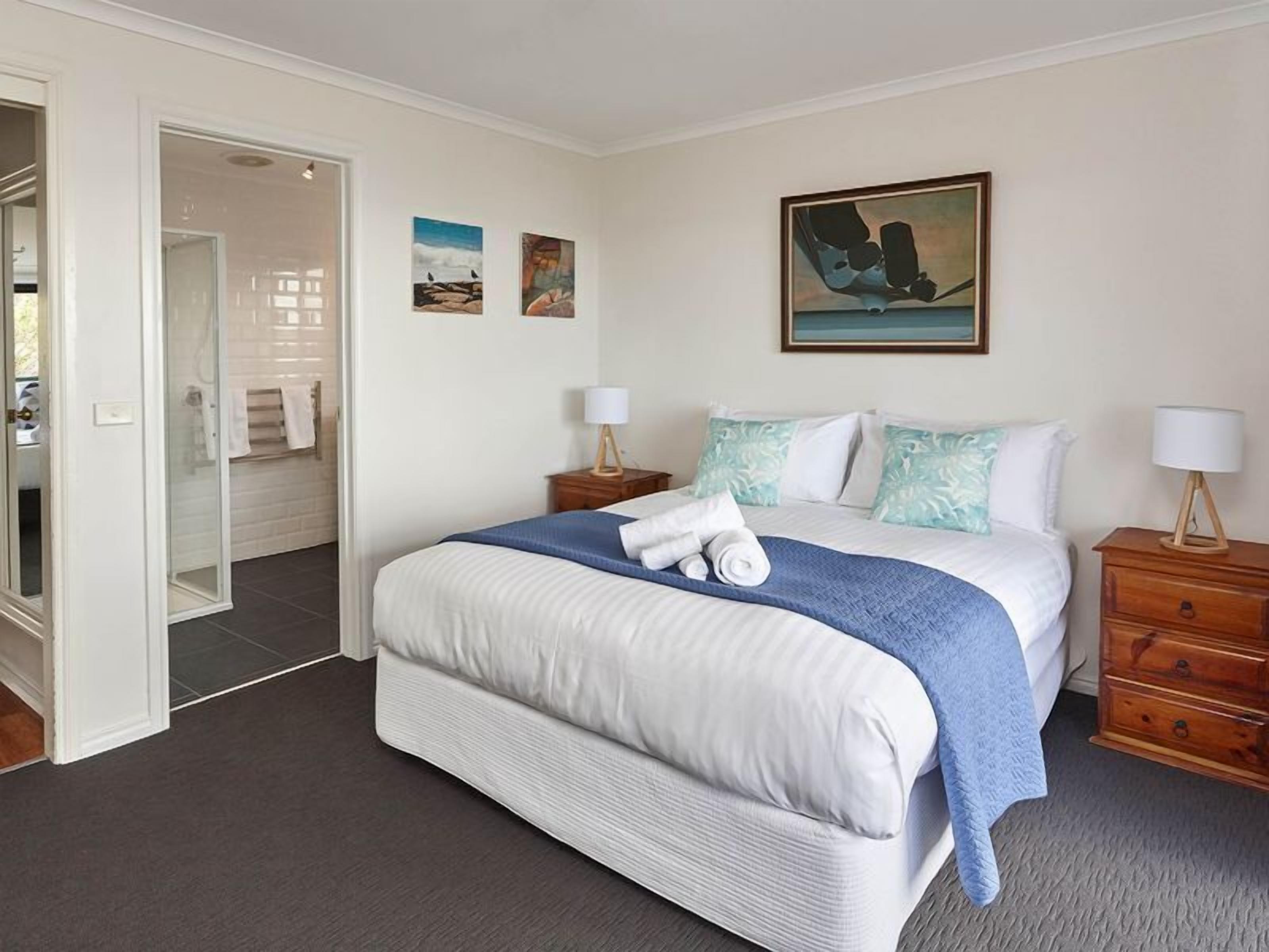 DOLPHIN LOOKOUT COTTAGE Overlooking Binalong Bay — image 9