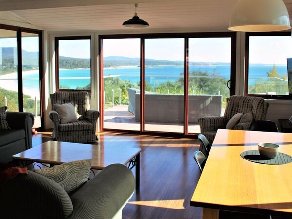 Smart-TV, DVD-Player, Bücher, Videothek