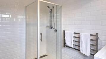 SĂšche-cheveux, serviettes fournies, savon, papier toilette