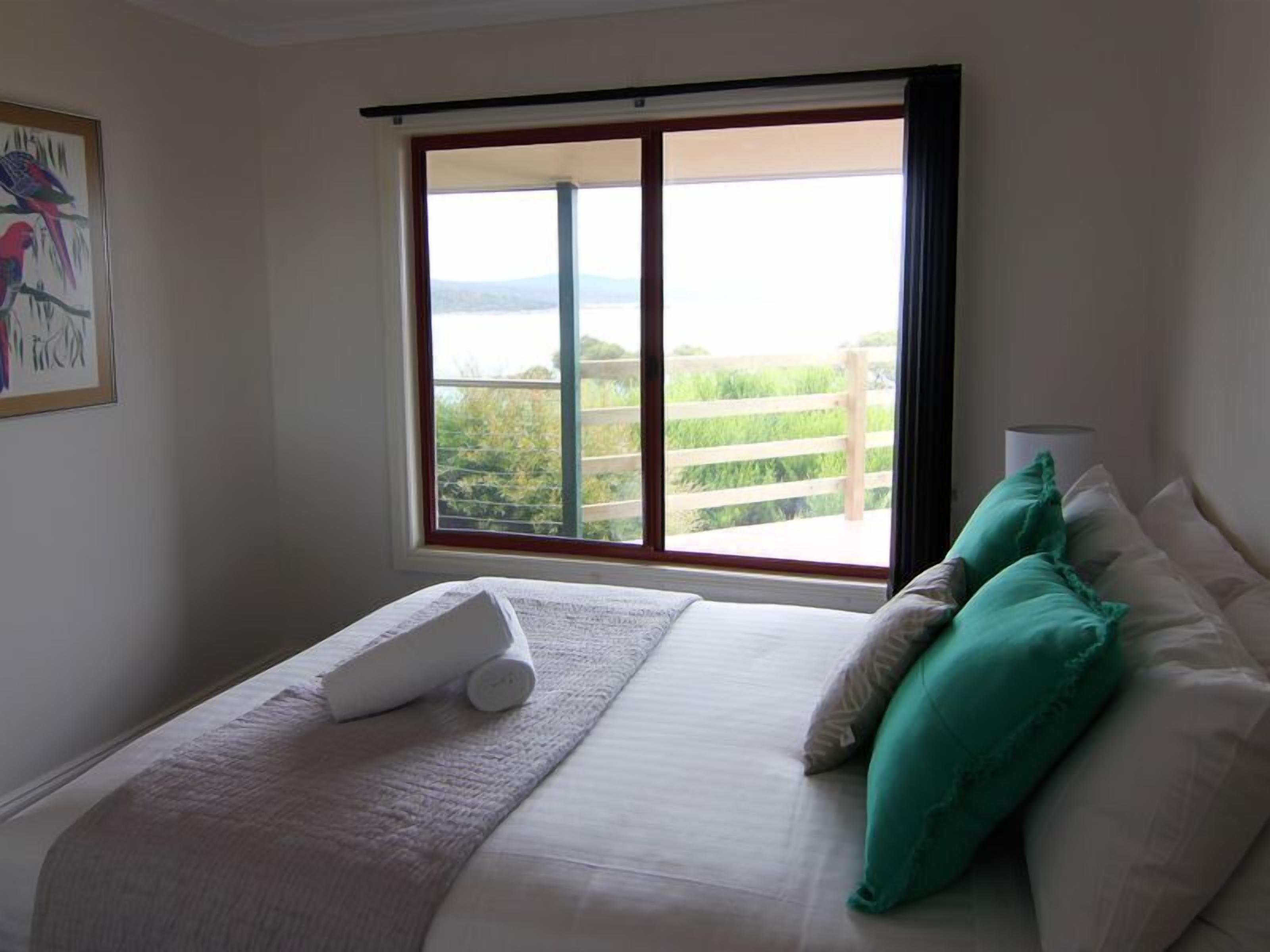 DOLPHIN LOOKOUT COTTAGE Overlooking Binalong Bay — image 17