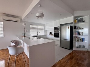 Microwave, stovetop, dishwasher, eco-friendly cleaning products - Beach Days Townsville - Spacious Strand Apart. - Beach Days Townsville - Spacious Strand Apart. (North Ward)