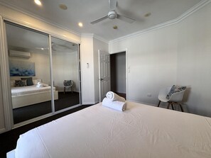 3 bedrooms, iron/ironing board, free WiFi, bed sheets - Beach Days Townsville - Spacious Strand Apart. - Beach Days Townsville - Spacious Strand Apart. (North Ward)