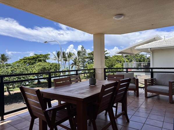Outdoor dining - Beach Days Townsville - Spacious Strand Apart. - Beach Days Townsville - Spacious Strand Apart. (North Ward)