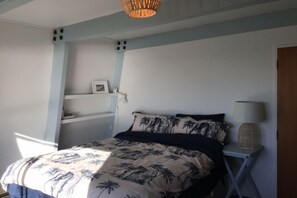 3 bedrooms, bed sheets - Kiwi Bach by the Beach (Castle Point)