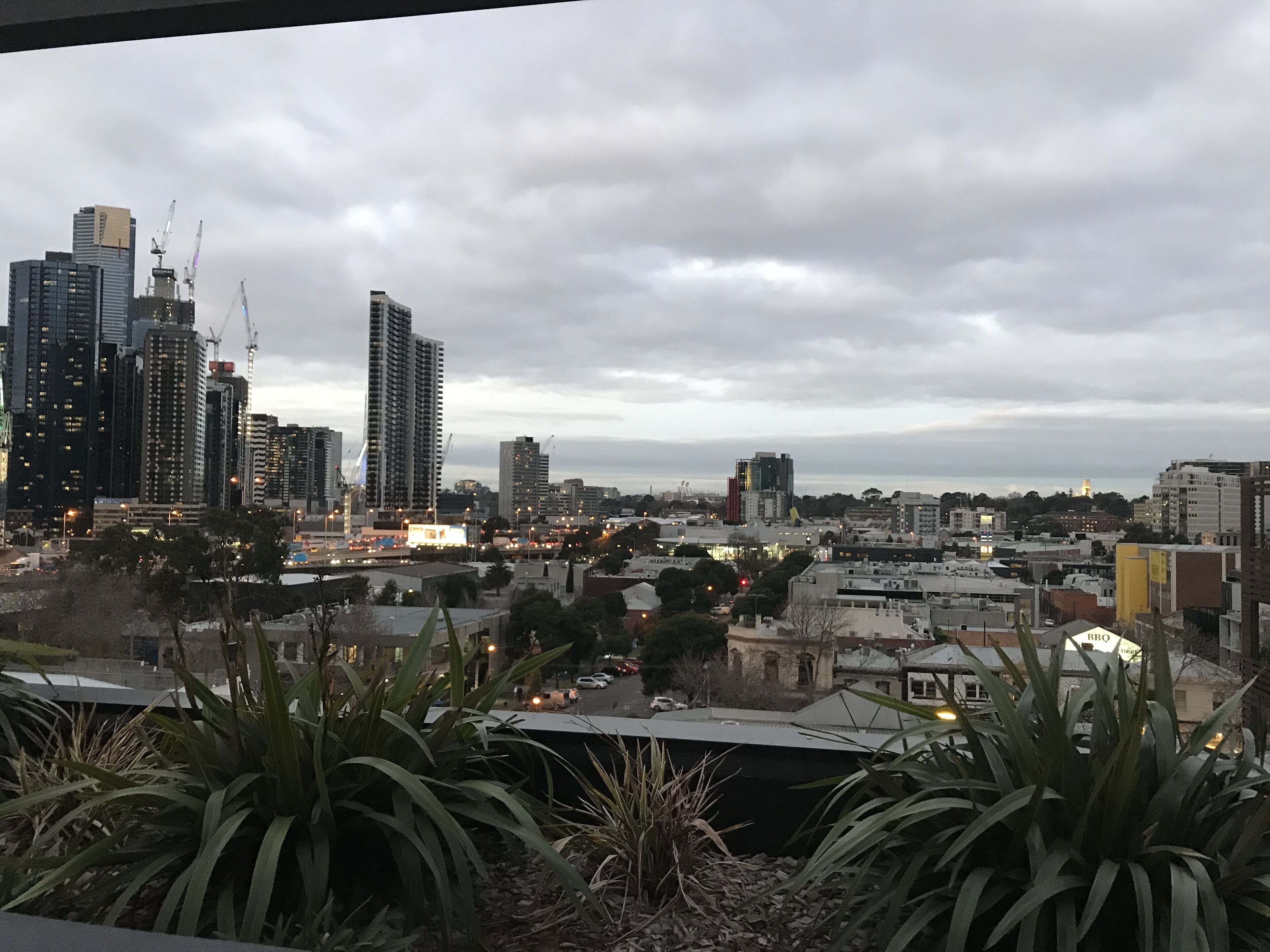 Chic Sth Melbourne Apartment with Huge Private Courtyard — image 25