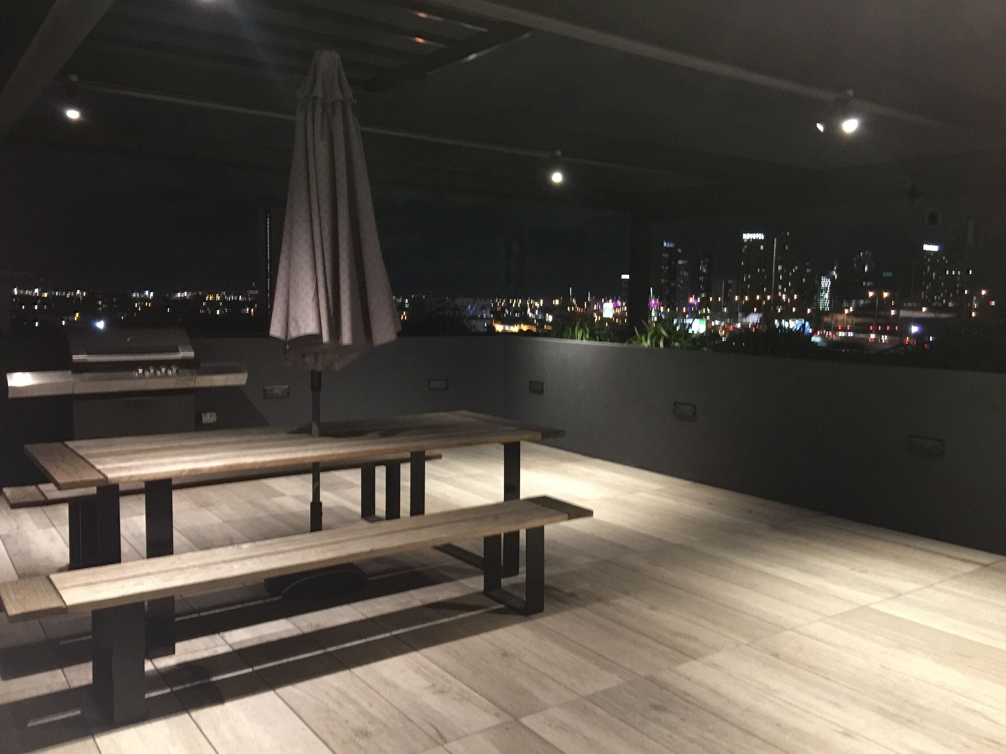 Chic Sth Melbourne Apartment with Huge Private Courtyard — image 4