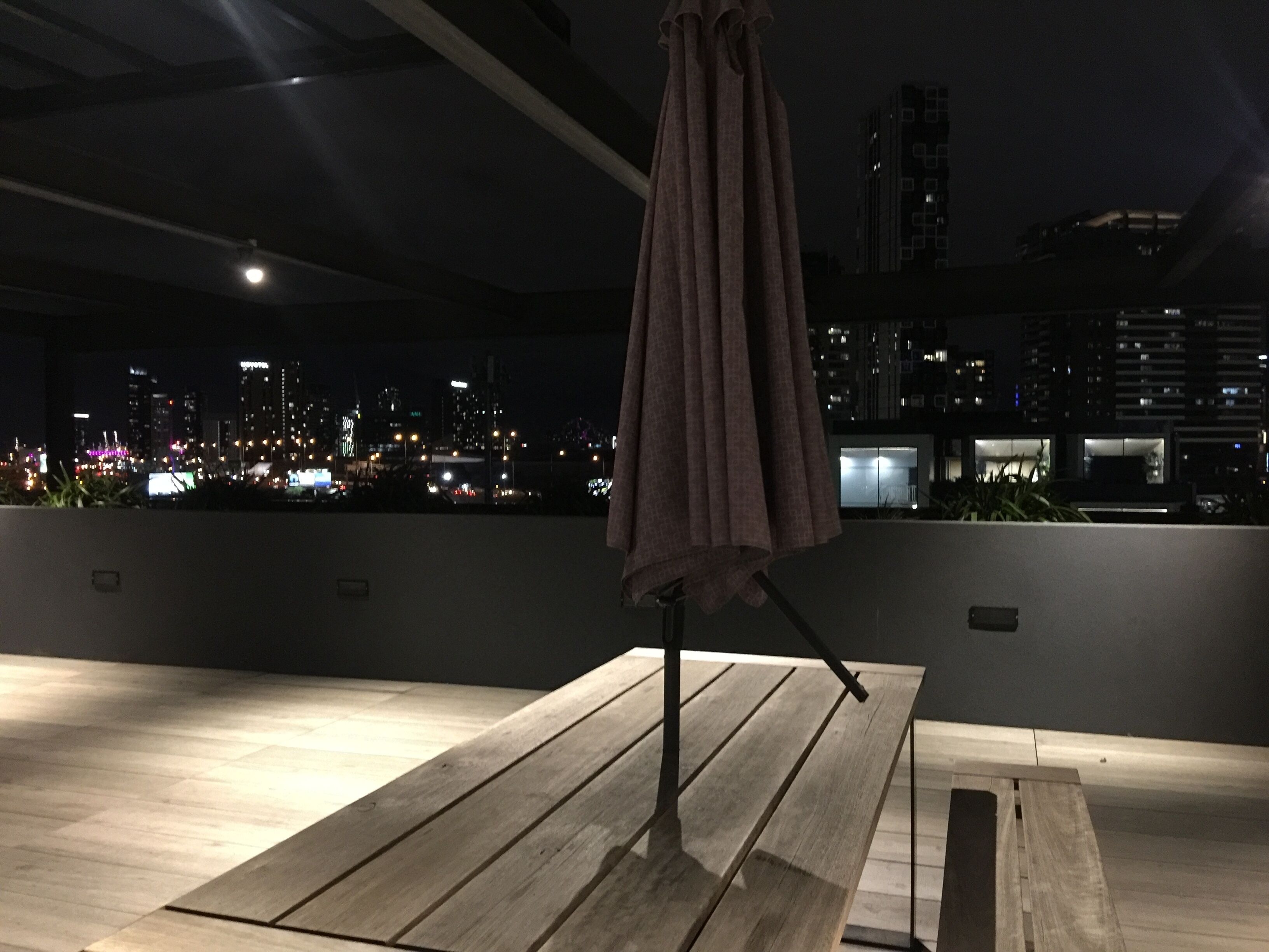 Chic Sth Melbourne Apartment with Huge Private Courtyard — image 7