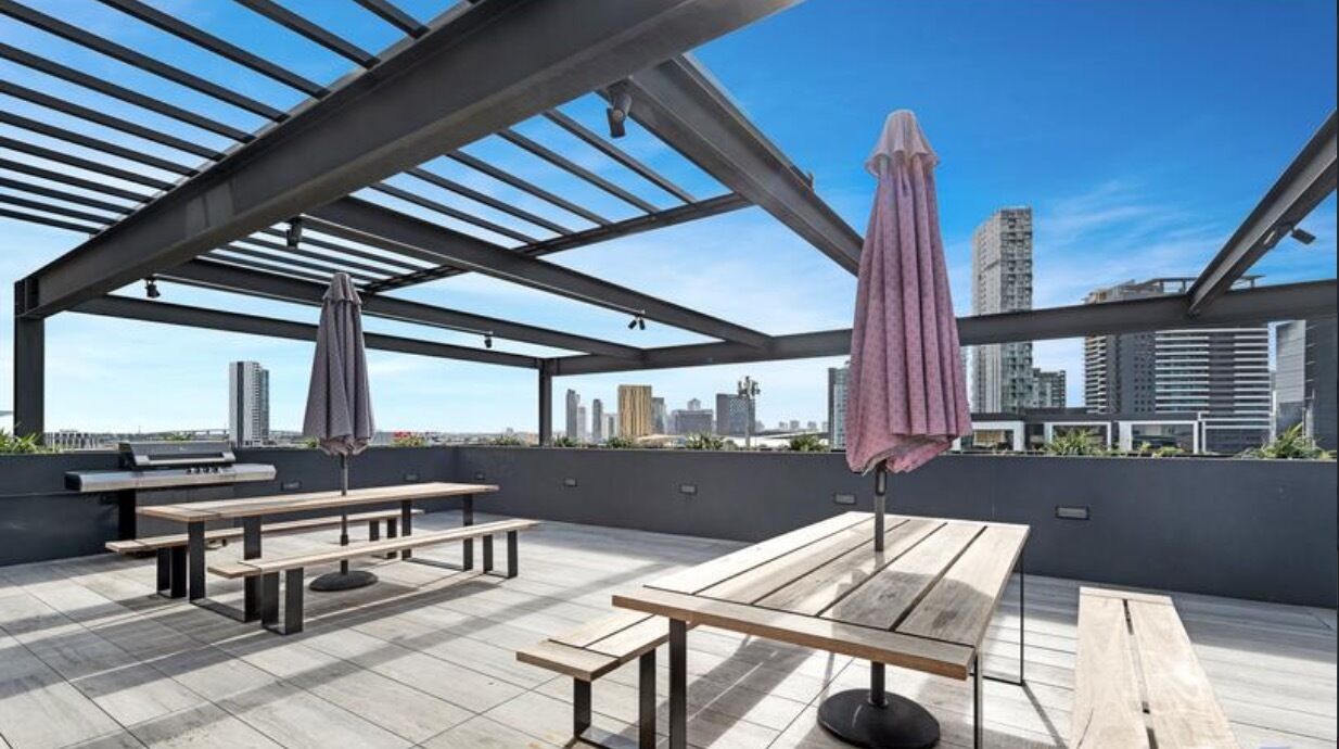 Chic Sth Melbourne Apartment with Huge Private Courtyard — image 17