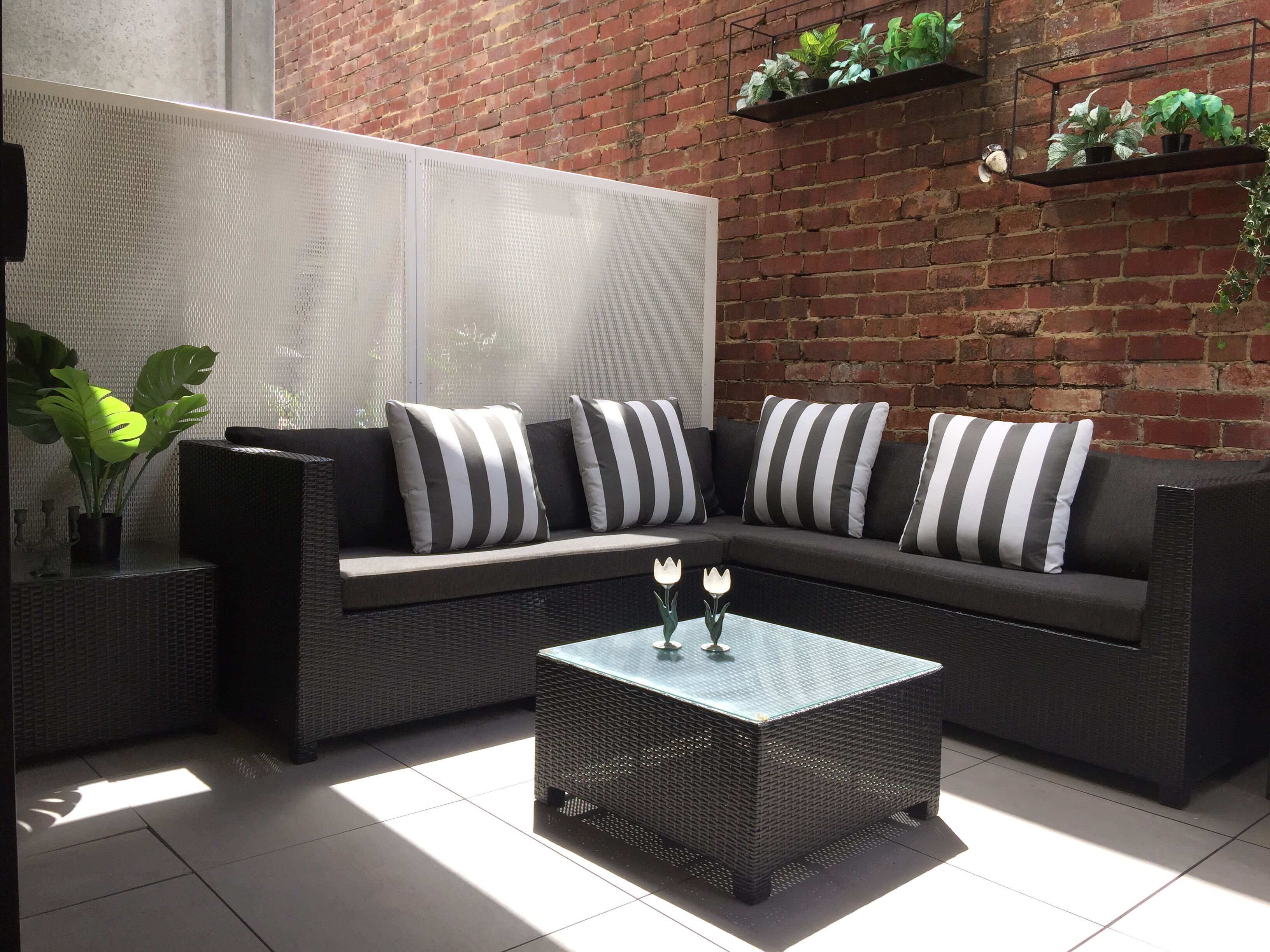 Chic Sth Melbourne Apartment with Huge Private Courtyard — image 16