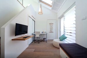 4 bedrooms, desk, iron/ironing board, free WiFi - Northern Beaches beachfront house - reduced June 26 rates available ! (Warriewood)