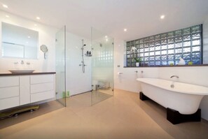 Bathtub, hair dryer, towels, soap - Northern Beaches beachfront house - reduced June 26 rates available ! (Warriewood)