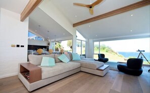 Smart TV, table tennis, books, stereo - Northern Beaches beachfront house - reduced June 26 rates available ! (Warriewood)