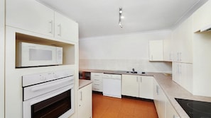 Micro-ondes, four, plaque de cuisson, lave-vaisselle