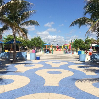 UNIT 3 LAUDERDALE BY THE SEA
Updated Two Bedrm/ 1st floor
200+- steps to beach