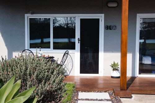 The Wheelhouse - 2br Waterfront Apartment in Town.