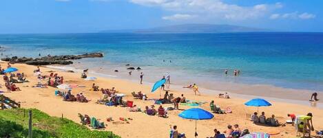 Playa en los alrededores, camastros y toallas de playa