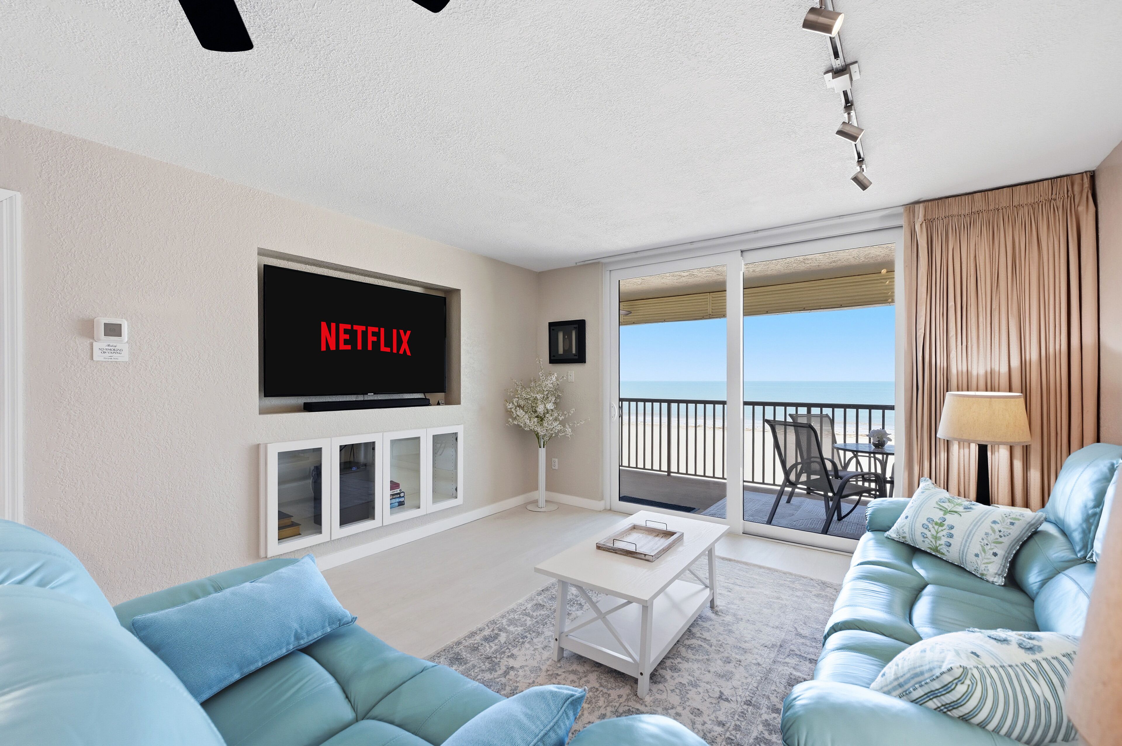 Smart TV, DVD player, livros, videoteca