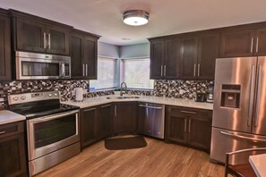 Kühlschrank, Mikrowelle, Ofen, Herdplatte