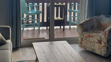 智能电视、DVD 播放器、书