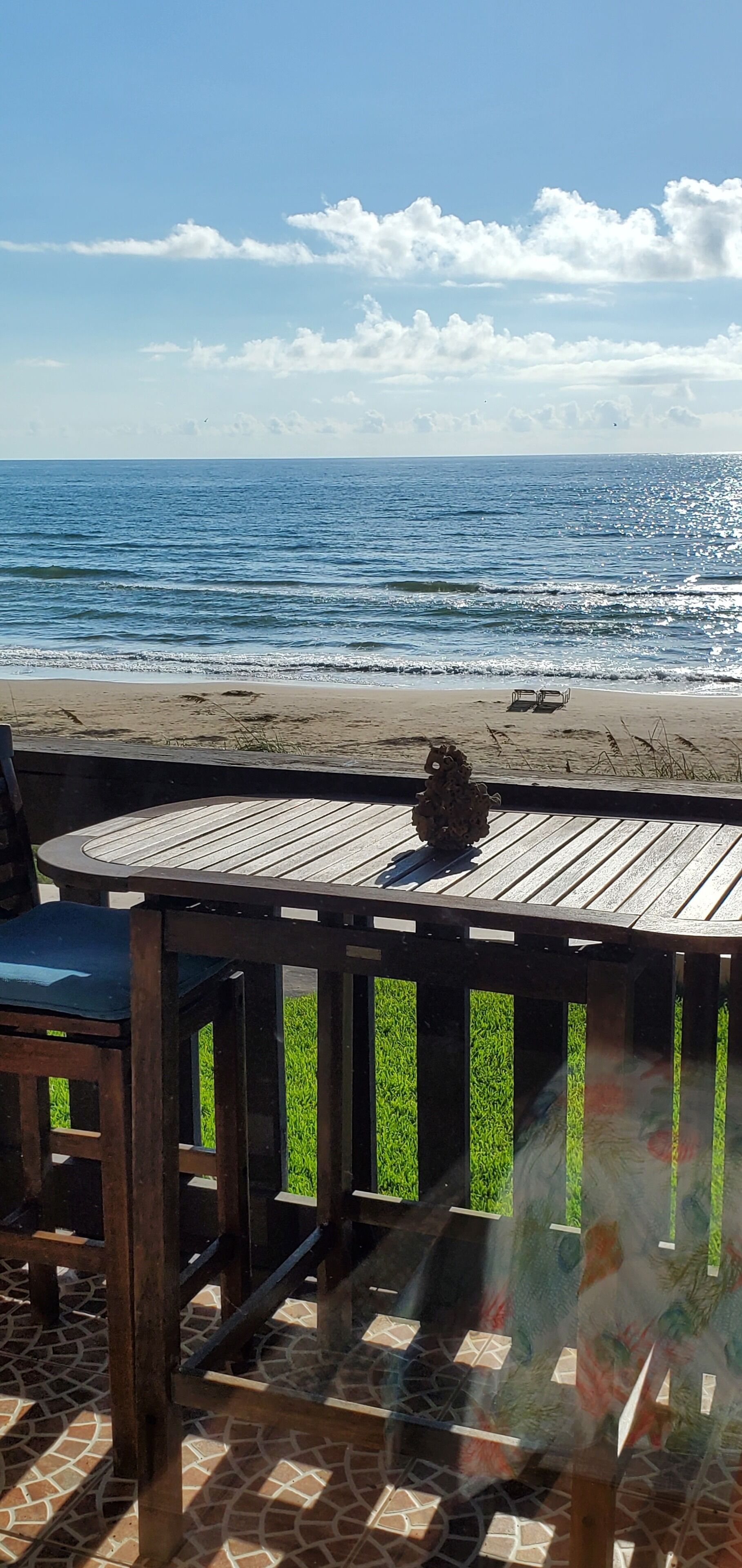 在海滩、沙滩椅