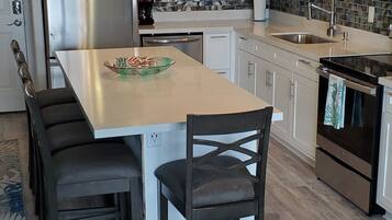 冰箱、微波炉、烤箱、炉灶