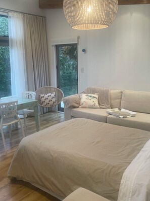 Smart-TV, Kamin, DVD-Player, Bücher