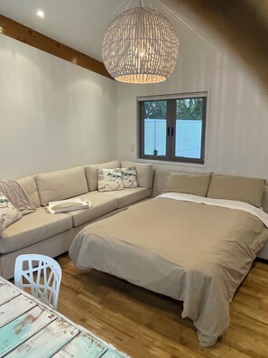 Älytelevisio, takka, DVD-soitin, kirjoja