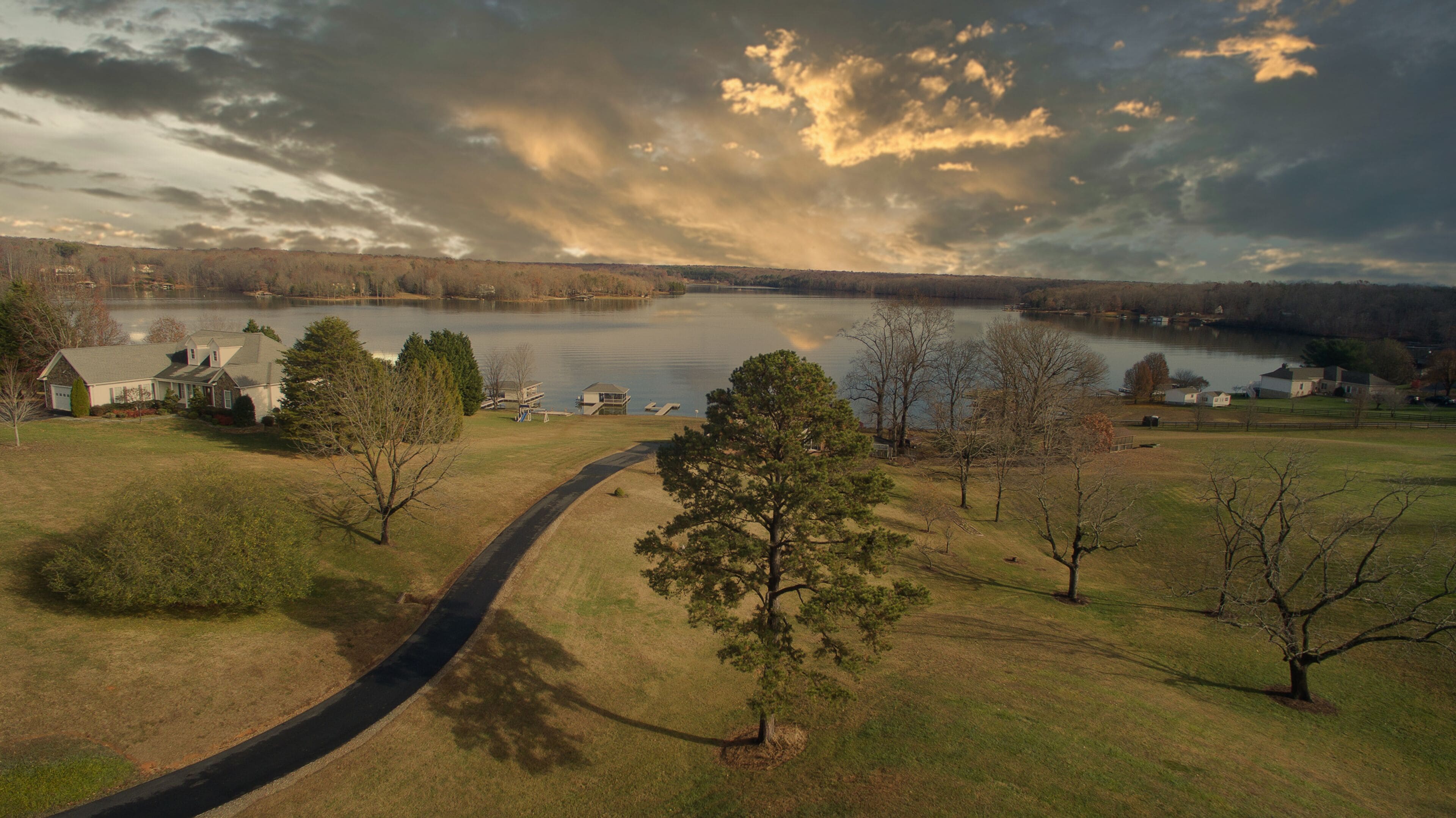 Beautiful Cedar Home Lake Getaway 