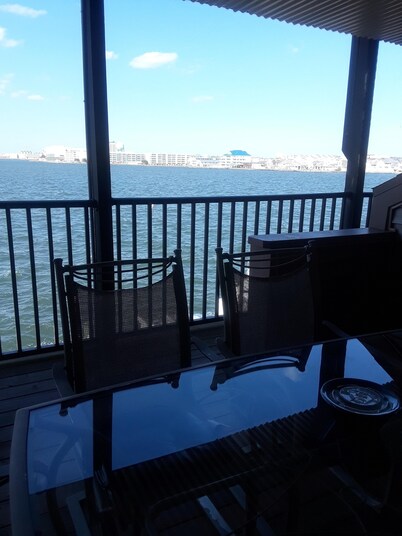 Gorgeous Views, Direct Bayfront Condo