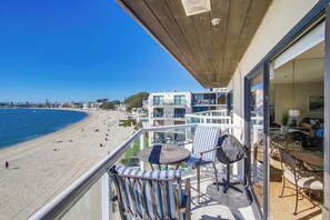 Outdoor dining - Beautiful Bayfront Penthouse-beach, parking, bikes (San Diego)