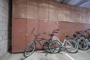 Un área de guardado para bicicletas con taquillas metálicas numeradas.