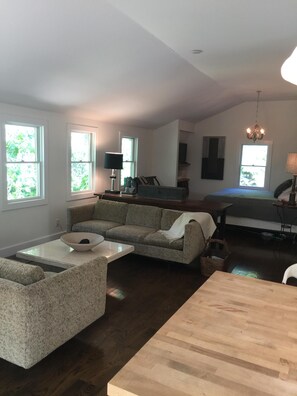 Smart TV, stereo - Romantic Modern Casita Nestled In The Woods. PET FRIENDLY!!   Close to Beach 🏖️ (Union Pier)