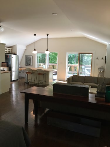 Romantic Modern Casita Nestled In The Woods. PET FRIENDLY!! Close to Beach 🏖️