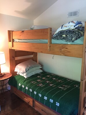 1 bedroom, desk, WiFi, bed sheets - Romantic Modern Casita Nestled In The Woods. PET FRIENDLY!!   Close to Beach 🏖️ (Union Pier)