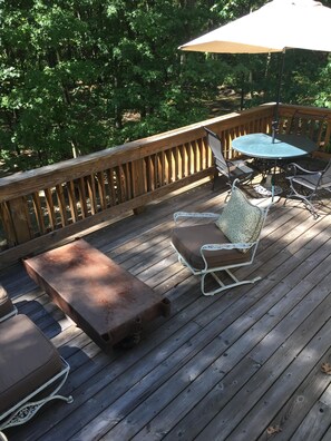 Outdoor dining - Romantic Modern Casita Nestled In The Woods. PET FRIENDLY!!   Close to Beach 🏖️ (Union Pier)