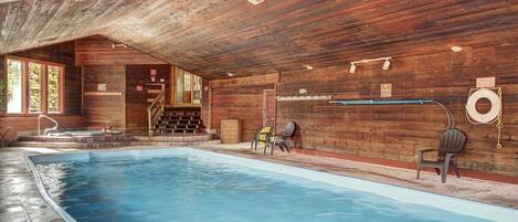 Una piscina techada, una piscina climatizada