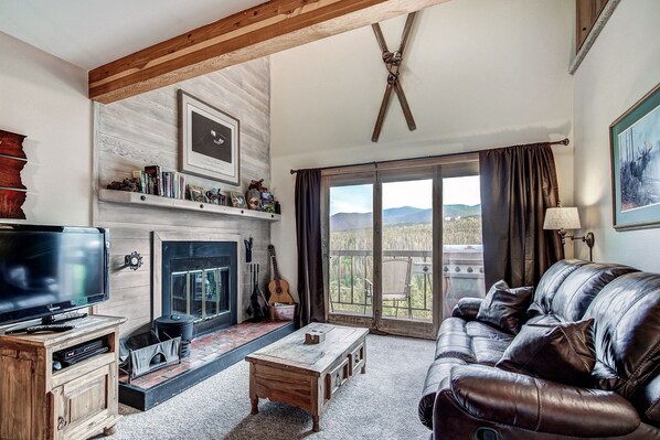 Smart TV, fireplace, DVD player, table football