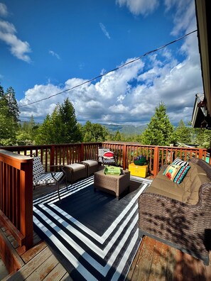 Property grounds - Newly updated! Our cozy cabin at Bass Lake-Yosemite is awaiting your arrival! (Oakhurst)