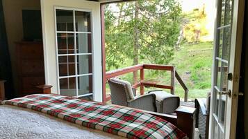 3 bedrooms, iron/ironing board, travel crib, free WiFi