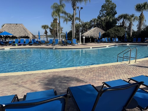 Stunning 3BR 2BA 1700 sq ft Penthouse Villa - Fully Upgraded, Fantastic Location