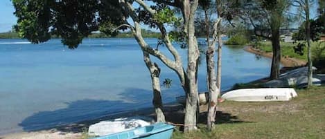 Playa en los alrededores, camastros y toallas de playa