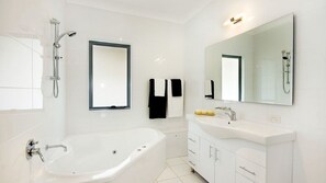 Ensemble baignoire-douche, baignoire à remous, séchoir à cheveux