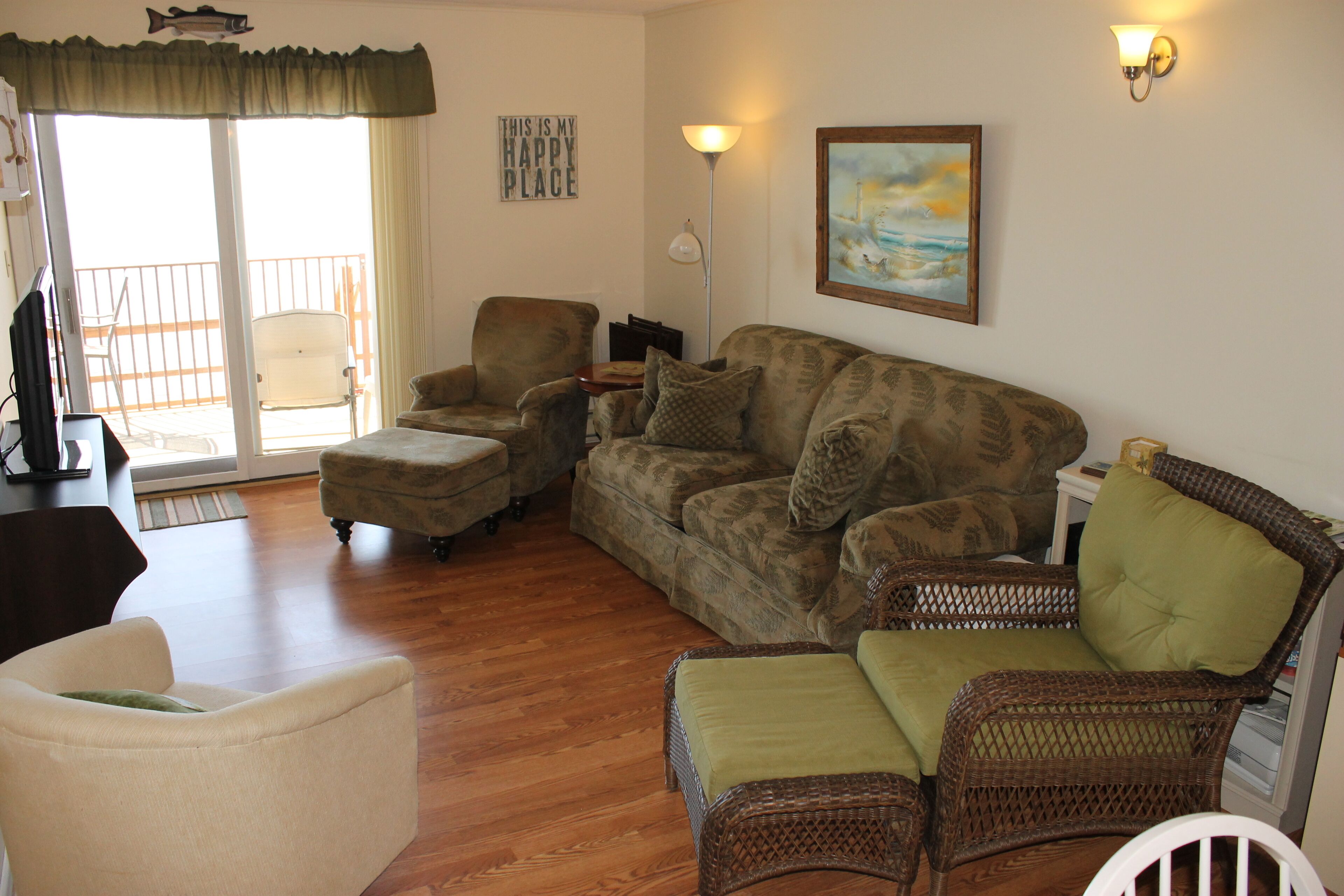 Smart TV, lettore DVD, libri, impianto stereo