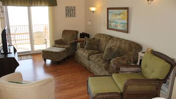 Smart TV, lettore DVD, libri, impianto stereo