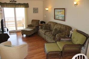 Smart TV, lettore DVD, libri, impianto stereo