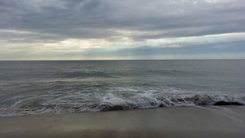 Una spiaggia nelle vicinanze, lettini da mare, teli da spiaggia