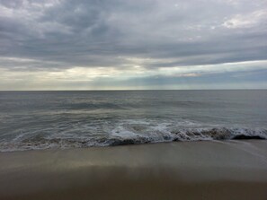 Una spiaggia nelle vicinanze, lettini da mare, teli da spiaggia