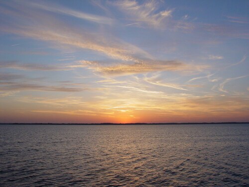 Perfect Sunsets-Direct Bay Front Condo! Crab and fish from the large deck.